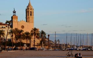 시체스(Sitges) - 바르셀로나에서 30분 거리에 있으며 거의 ​​세인트 트로페(St. Tropez) 교회와 사원에 있습니다.
